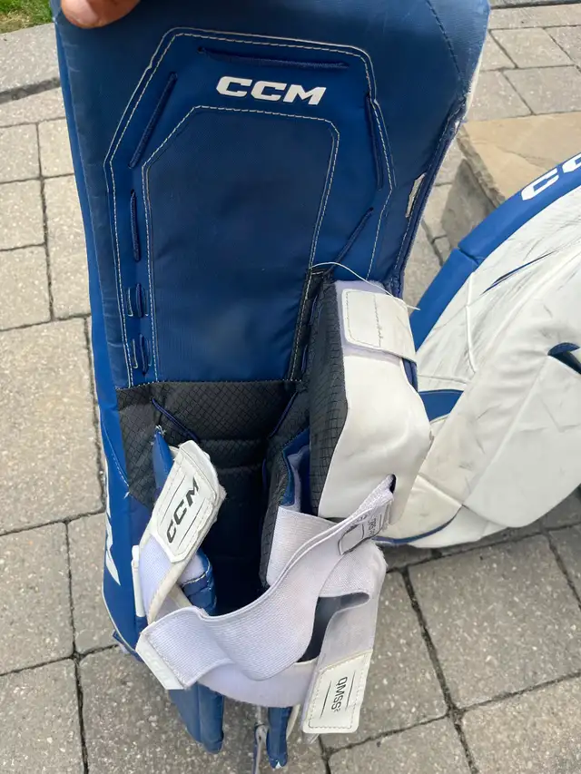 Ice hockey goalie equipment in Hockey in Oakville / Halton Region - Image 4