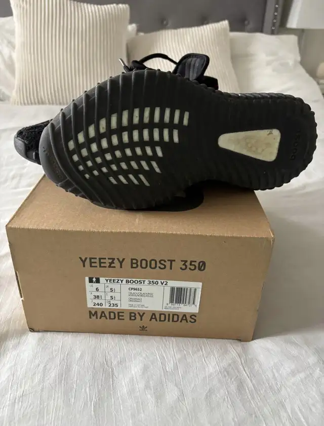 adidas Yeezy Boost 350 V2 in Men's Shoes in City of Toronto - Image 6