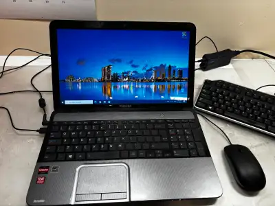 A vendre un ordinateur portable TOSHIBA Satellite L 850D, processeur AMD A8 quatre cores, 16 GB DDR3...
