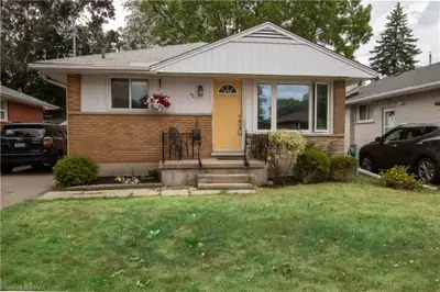 ****** OPEN for VIEWING: SUN. 2-3 PM Gorgeous 3 Bedroom 2 Parking Walkout to Large Deck and Private...