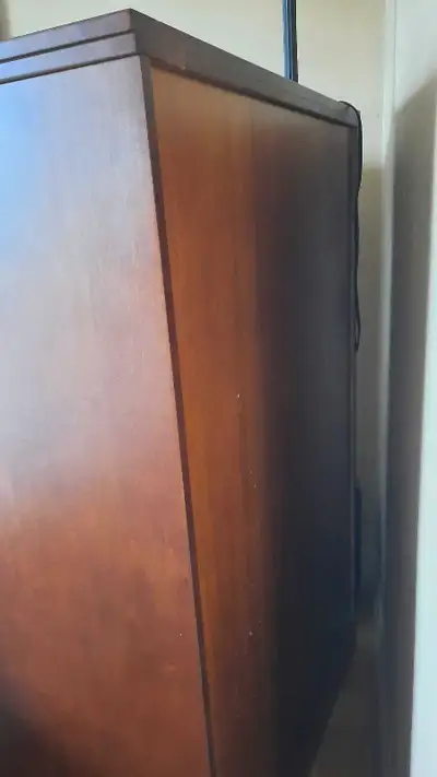 Armoire très massive. Bonne qualité, mais il manque 2 tiroirs. Si vous avez quoi faire avec venez le...