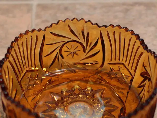 Brown crystal serving bowl in Kitchen & Dining Wares in Edmundston - Image 4