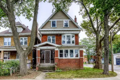 >>> Available September 1 <<< Looking for one female tenant as the other tenants are all female. 1 b...