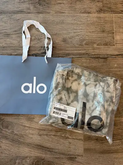 Alo Yoga big shoping bag authentic , View more
