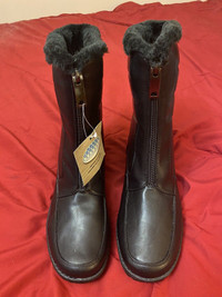 Woman winter boots.     Size 8