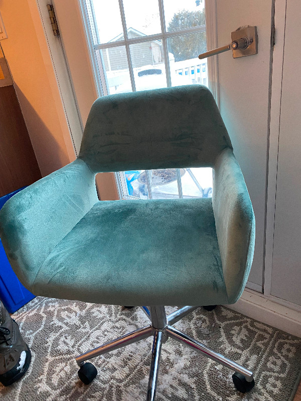 Chaise de bureau bleu turquoise Wayfair PRESQUE NEUVE! dans Chaises, Fauteuils inclinables  à Granby