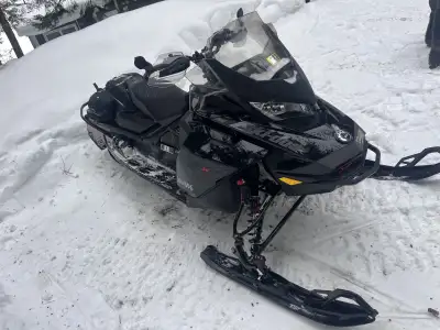 2022 MXZ XRS - in top condition 4423 KM - New Carbides installed this past fall x-ripper track, USB...