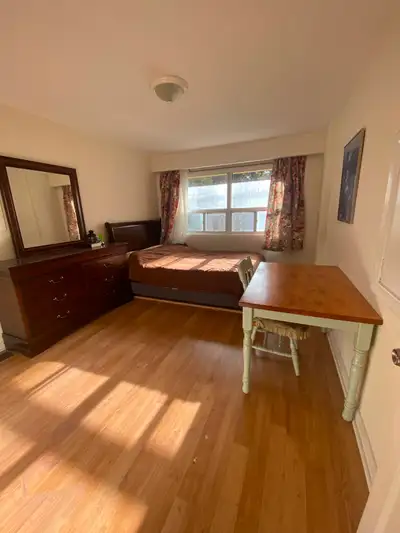 I have a clean room ready for rent available November 1st. The price is 1100 + including utilities (...