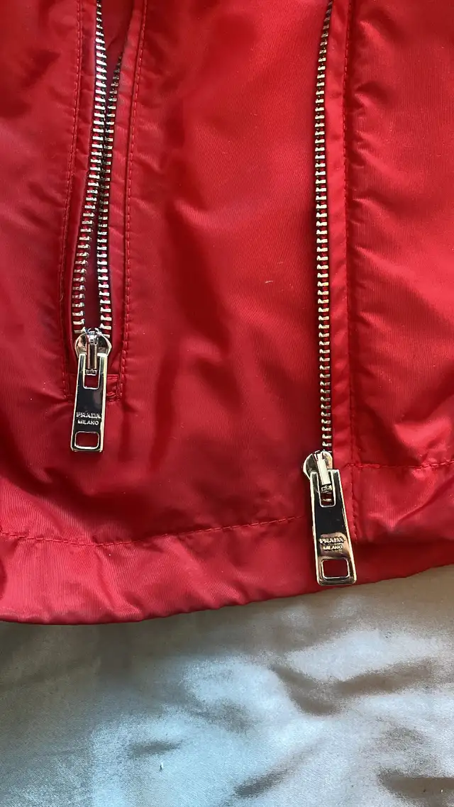 Prada Veste Rouge Windbreaker in Men's in Mississauga / Peel Region - Image 11