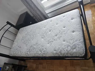 Base de lit avec matelas neuf 2 ensemble de draps santé et 2 en, View more
