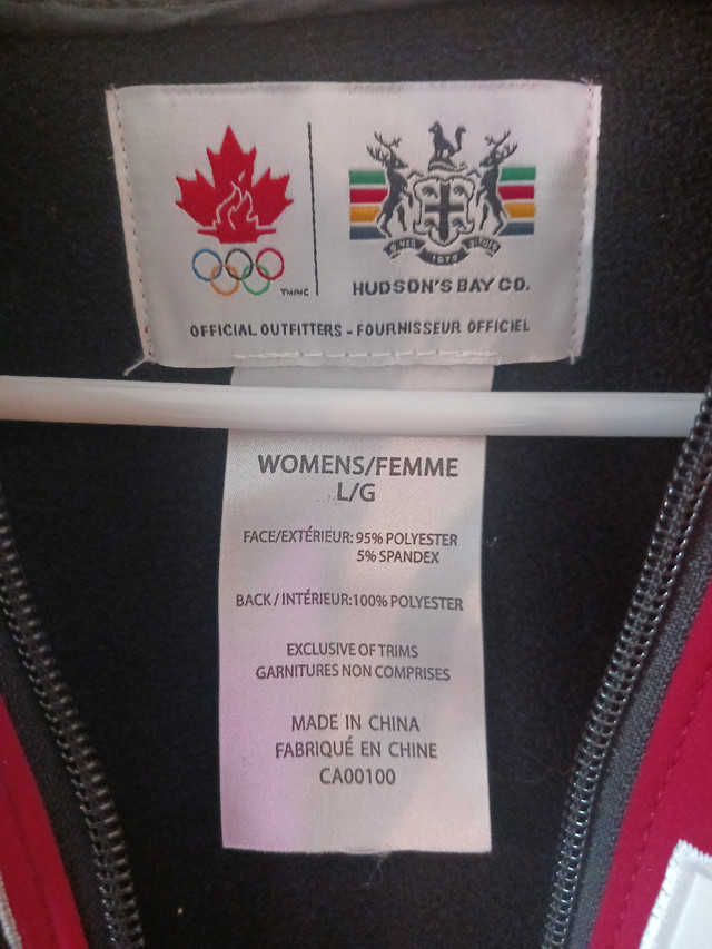Team Canada 2010 Olympic Womens Jacket in Women's - Tops & Outerwear in Winnipeg - Image 4