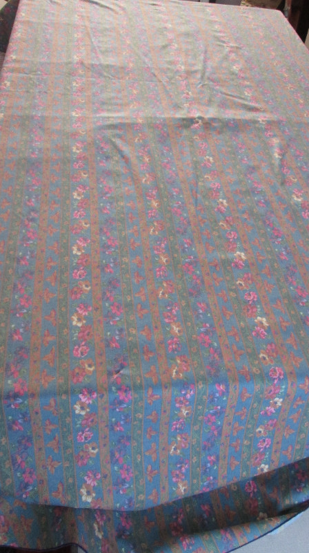 Tablecloth Fabric Large Oval Nappe 54 x 96 inches/pouces dans Vaisselle et articles de cuisine  à Ville de Montréal - Image 2
