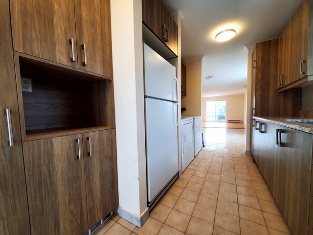 SUPERBE 4 1/2 RÉNOVÉ. AVEC A/C. SECTEUR EN DEMANDE.TRÈS ENSOLLEI — photo 2