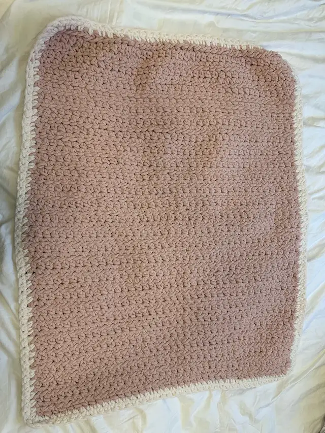 Knitted baby blanket in Other in Vancouver - Image 2