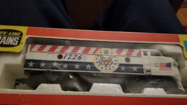 Powered Life-Like HO F7 SPIRIT OF 1776 Diesel &4 Cabooses
