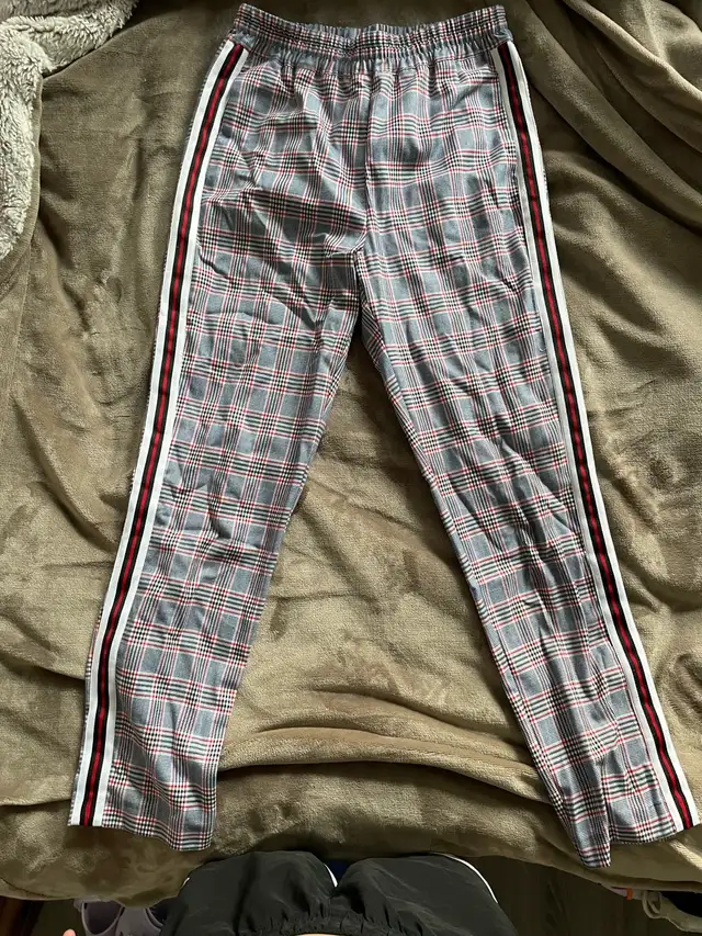 Hollister Checkered straight legs pants in Women's - Bottoms in City of Toronto - Image 2