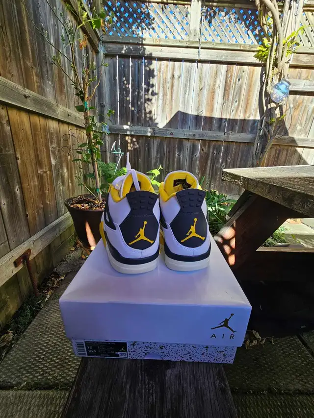 Nike air jordan 4 retro sulfur bnib ds size 10.5 mens in Men's Shoes in City of Toronto - Image 3