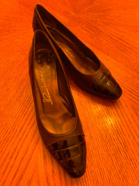 9.5  Beautiful Thomas Wallace brown heeled all leather pump