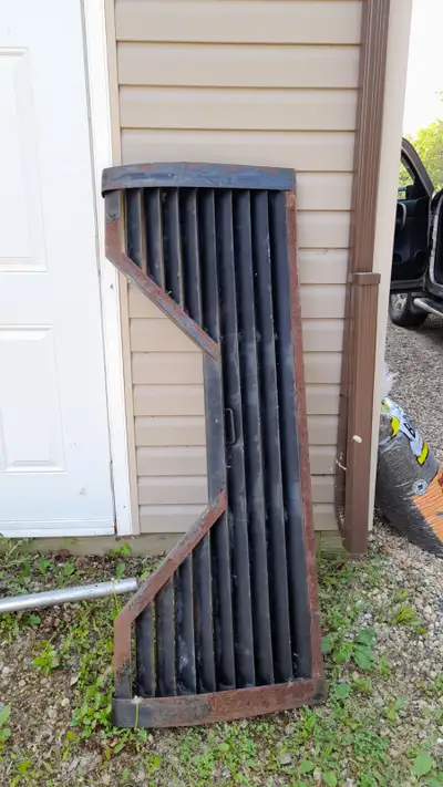 Tailgate for fifth wheel. came off a 2008 silverado 2500. Needs paint and cable for left side lock r...
