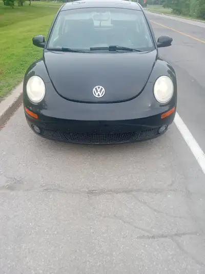 Bonjour, c' est une coccinelle volkswagen beetle non - turbo de 2.5 L . Il y a : toit ouvrant , alar...