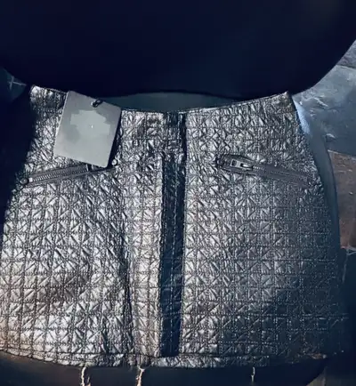 This Harley-Davidson skirt, size 26, features a unique quilted design and edgy zipper accents, perfe...