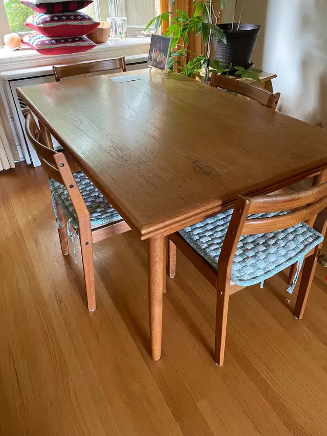 Teak dinning tables and 4 chairs in Dining Tables & Sets in City of Toronto - Image 3