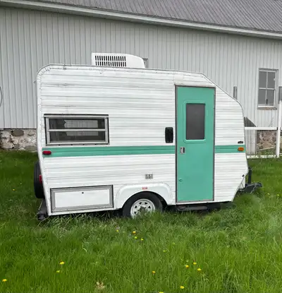 Petite roulotte 13 pieds Gitan 390 Masse 540 Décorée au goût du jour Loge 3 personnes adultes
