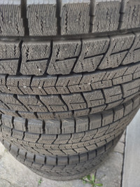 4 pneus hiver Dunlop Winter Maxx 235-55R17 comme neufs.