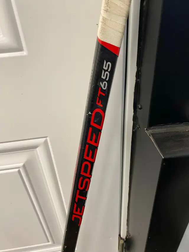 like new youth righty hockey stick  in Hockey in Ottawa - Image 3