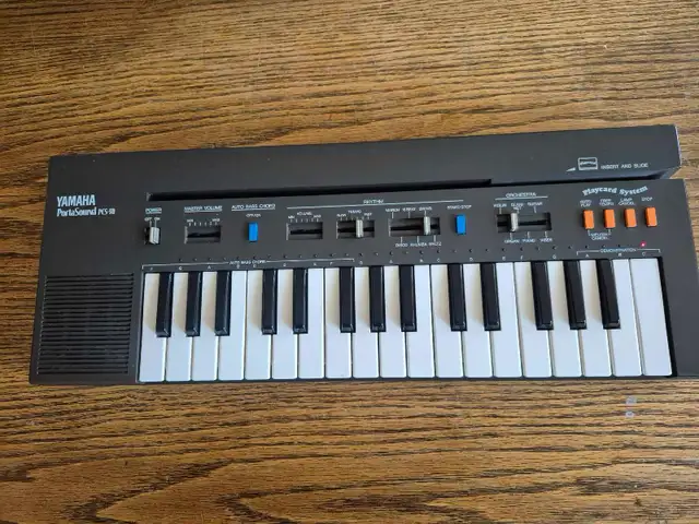 Vintage 1984 Yamaha PCS 30 Keyboard in Pianos & Keyboards in City of Toronto - Image 2