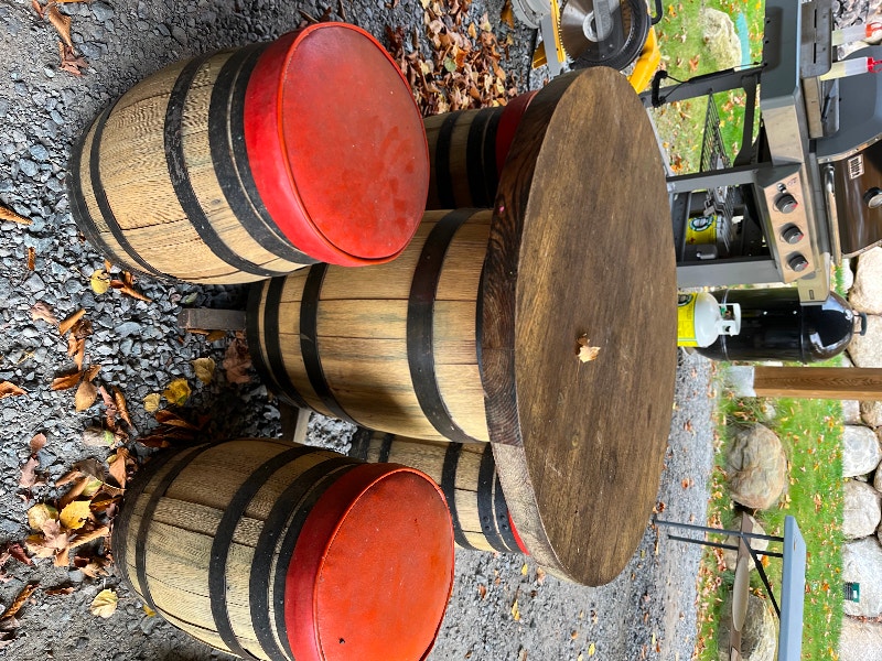 Antiquité table ronde avec baril et 4 bancs avec baril en bois Tables basses Laurentides