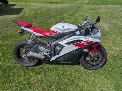 Selling my 2008 Yamaha YZF-R6. Approximately 44,000 km and in good condition for an 18-year-old bike...
