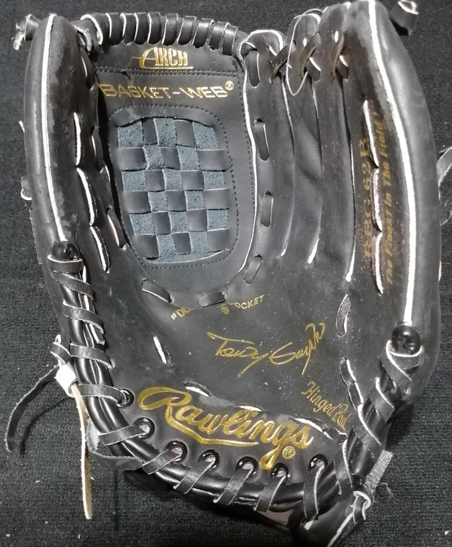 New Rawlings baseball glove in Baseball & Softball in Oshawa / Durham Region