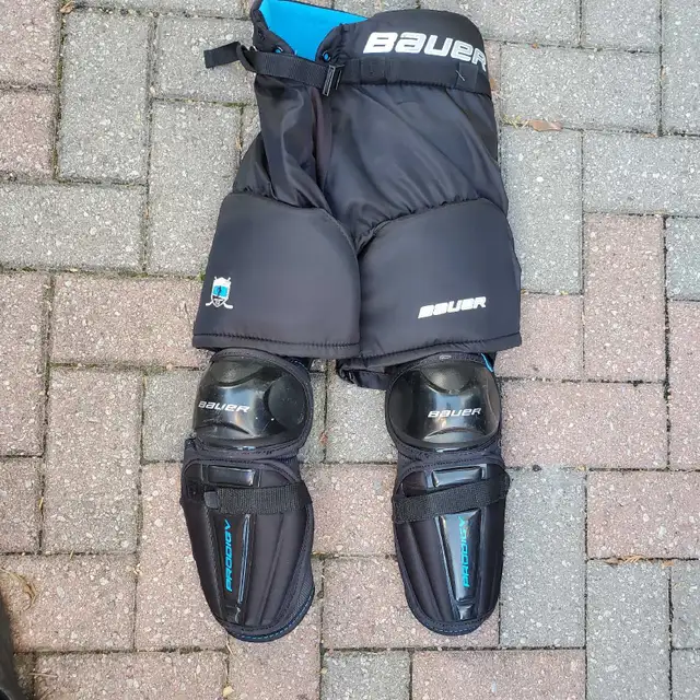 Kids BAUER  Hockey Pants with Knee Pads and Shin Pads in Hockey in Barrie - Image 2