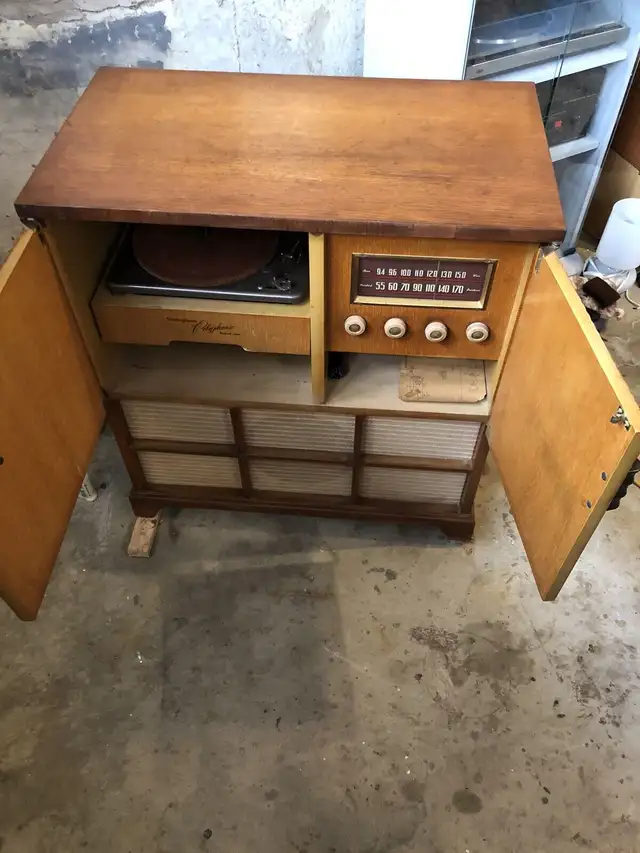 Antique Westinghouse tube radio & record player. in Arts & Collectibles in Markham / York Region - Image 3