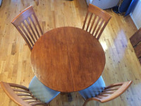 Table de salle à manger et 6 belles chaise 