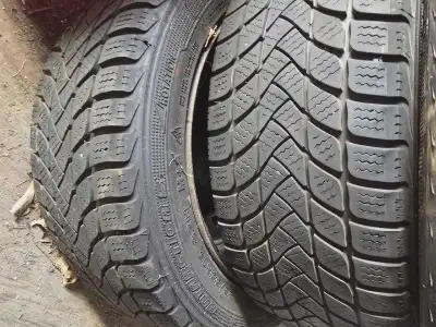 4 roues/ Rim de 4 trous qui font sur mazda 2 ou autre. 2 pneus hiver en tres bon état ( 1/2 hiver d'...