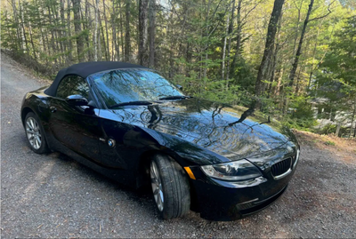 À vendre : magnifique BMW Z4 3.0i décapotable, année 2008, avec seulement 98 000 km au compteur. Voi...