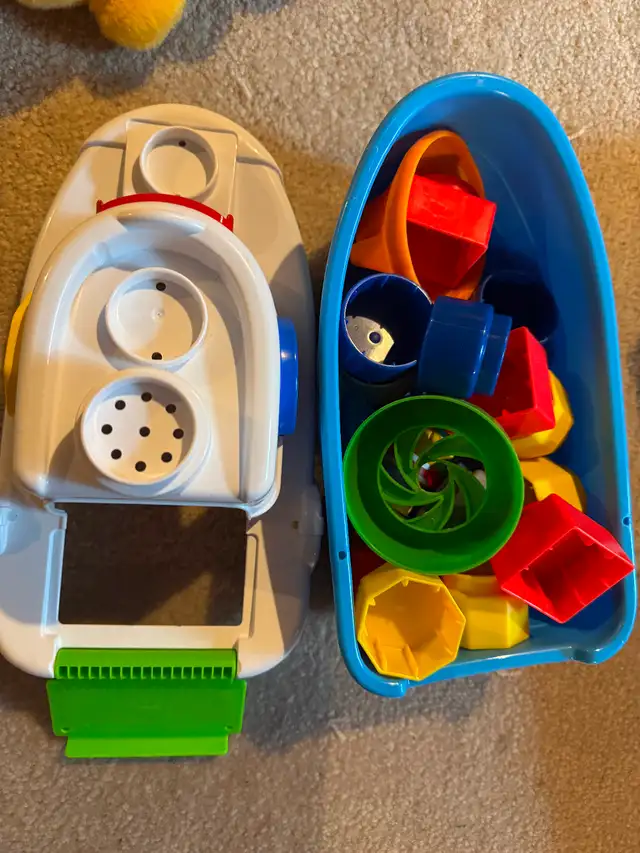 Bathtub caddy with toys in Bathing & Changing in Ottawa - Image 3