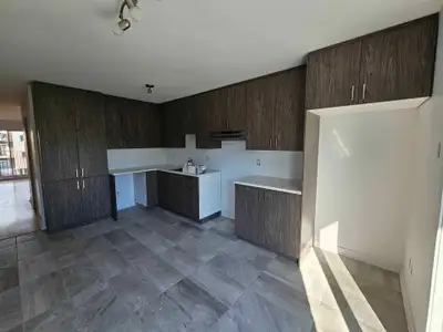 Grand 4 1/2 rénové Le logement très lumineux grâce à 2 portes patios (avant et arrière) Le logement...