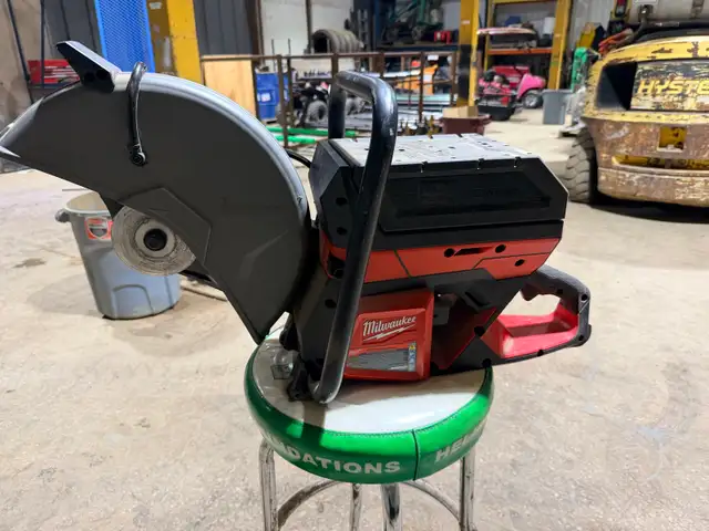 Milwaukee MX FUEL Cut-Off Saw Kit (Saw,4 Batteries,Charger) in Power Tools in Oakville / Halton Region - Image 3