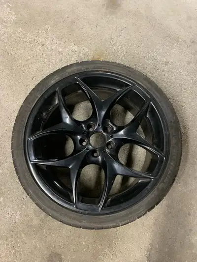 Hi I am selling my real BMW rims. The size is: 2 - 325/30/R21 2 - 295/30/R21 Comes with 4 tires on r...
