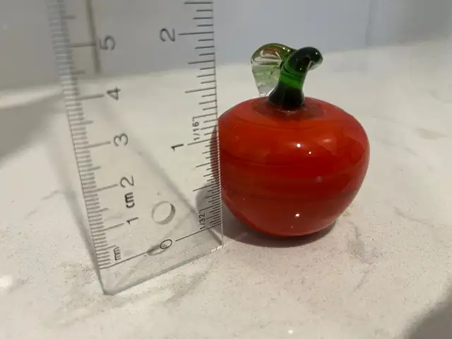 Red Apple glass blown paper weight in Arts & Collectibles in Ottawa - Image 5