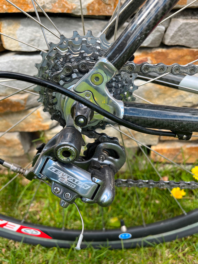 Velo Devinci tout carbone dans De route  à Trois-Rivières - Image 2