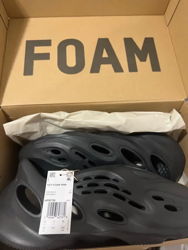 Adidas Yeezy Foam RNR SIZE 11 US in Men's Shoes in Markham / York Region - Image 4