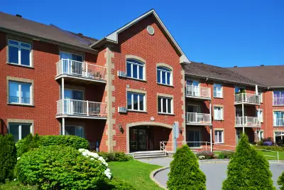 Immeuble extrêmement calme, sécuritaire et bien géré, offrant un environnement propre et paisible. S...