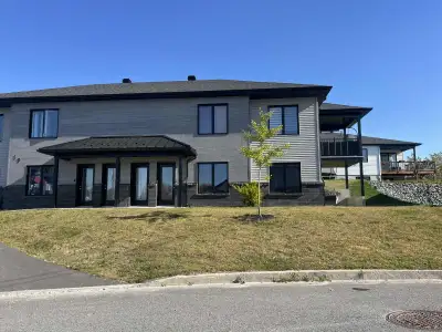 Appartement 4 1/2 neuf à louer ( Reprise de bail ) Deuxième étages Coin Chat accepter Chien de petit...