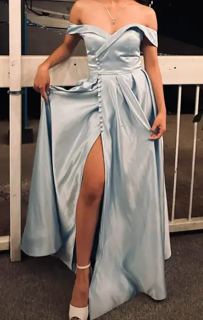 Satin blue dress! Perfect for prom, birthdays, or any event. This dress is off-the-shoulder and a fr...