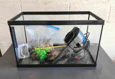 Like new condition, aquarium masters brand, no leaks or cracks, measures 20" L x 10" W x 12" H, come...