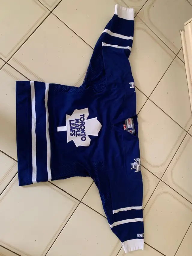Toronto maple leafs jersey official CCM youth L/XL